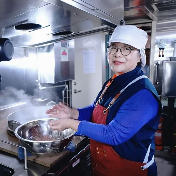 管碧玲堅持獅子頭要純手工揉捏出筋並裹太白粉水 鎖住肉汁與定型