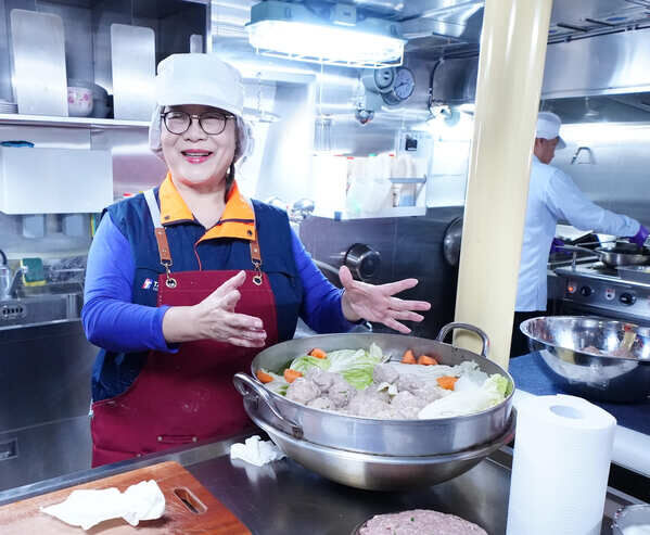 加入大量蔬菜烹煮將滿滿的疼惜與關懷入味 謝謝海巡守護國家！