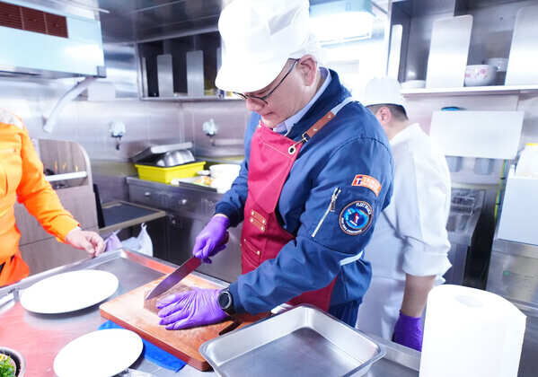 艦隊分署長黃宣凱準備製作炸年糕