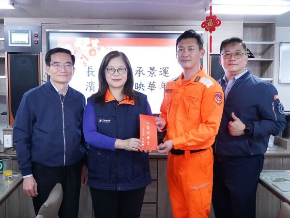 頒發加菜金給長濱艦梁乃文艦長