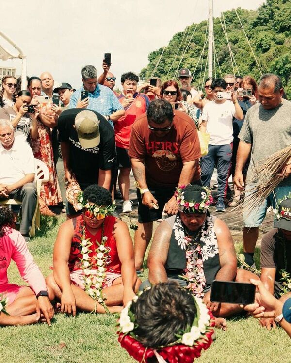 來自密克羅尼西亞聯邦雅浦州的航海大師Ali Haleyalur(後排右1)為船員主持傳統祝禱儀式