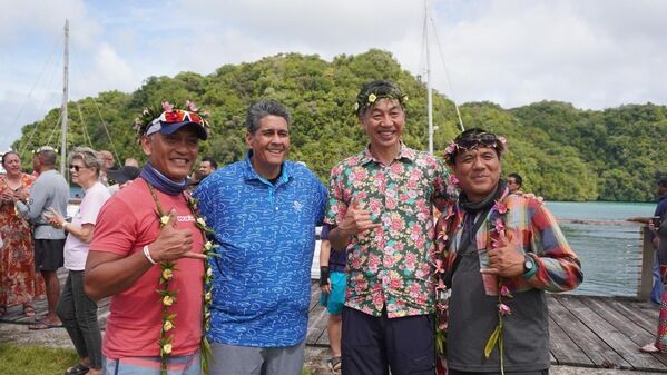 我國船員台東獵人學校基金會亞榮隆∙撒可努(Sakinu，中文名戴志強)(右1)及杜詩豪(左1)，與中華民國駐帛琉大使陳剛毅(右2)、帛琉總統惠恕仁 Surangel Whipps Jr.(左2)合照。