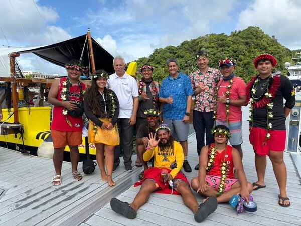 中華民國駐帛琉大使陳剛毅(後排右3)、帛琉總統 Surangel Whipps Jr.(後排右4)、MVS副會長 Alan Seid(後排左3)與船員合影。（駐帛琉共和國大使館提供）