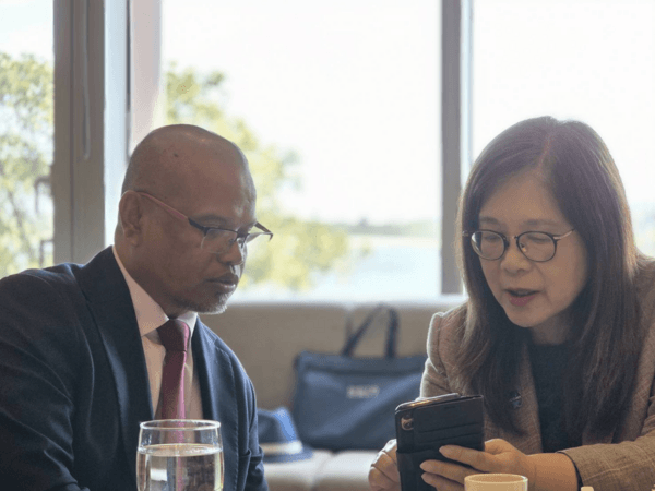 管主委向帛琉農漁業及環境部長Steven Victor介紹金門海域情形