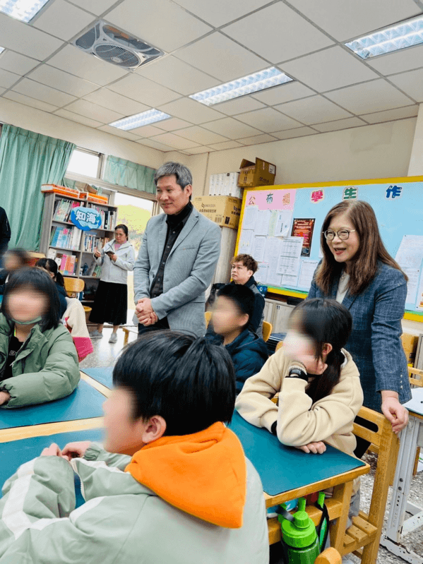 圖2：海洋委員會管碧玲主委與介壽國中小吳健忠校長參與OSS課程分組實作