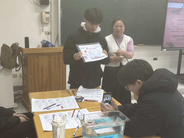 圖3：OSS教師謝惠娟引導馬祖高中學生進行洋流調查實作學習