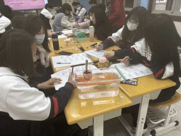 圖4：馬祖高中學生於課堂進行洋流調查實作體驗海洋科學探究