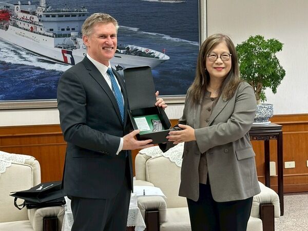 紐辦梁思齊Chris Langley代表致贈海委會管主委原住民木雕，象徵勇敢無畏之精神