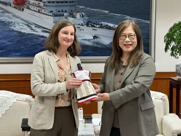 海委會管主委致贈原住民意象之達悟族酒衣予紐辦Renee Bates 副代表