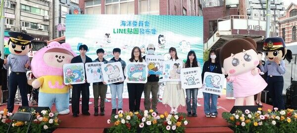 管碧玲主委(左4)與插畫家weiweiboy(左1)、吉文考古(左2、3)、iyaya(左5)、33_original(右3)、昀子(右2)、寶寶不說(右1)、人氣人偶啾啾妹、可愛大王及海巡人偶一同合照。