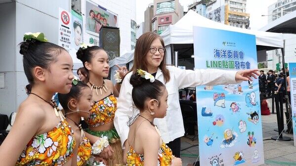 管碧玲主委向「海洋奇緣」表演團體宜蘭岳明國中小學同學介紹海洋主題LINE貼圖