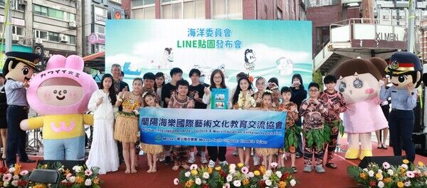宜蘭岳明國中小學致贈感謝卡片予管碧玲主委，並與現場來賓大合照。