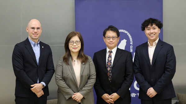 管主委與宋承恩政務副主委(右2)、TFCC周浩霖理事長(右3)、戴達衛副理事長(左1)合影