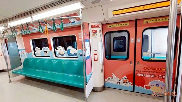 4月1日起高雄捷運車廂可看到海洋主題LINE貼圖布置