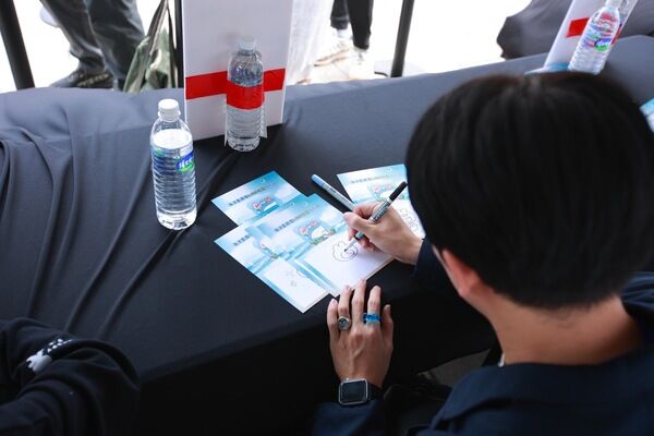 插畫家weiweiboy出席海洋主題LINE貼圖發布會為粉絲現場創作簽繪