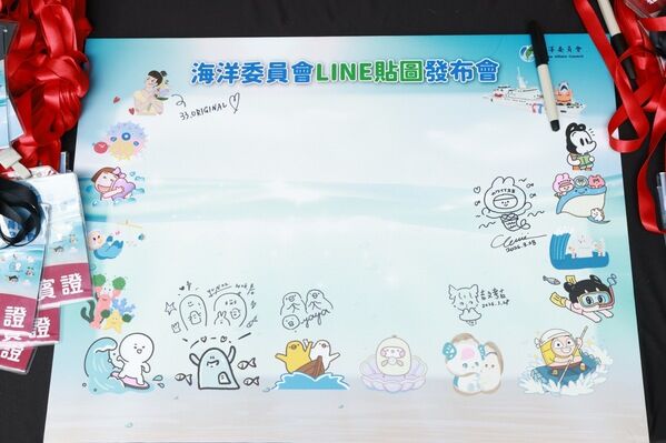 插畫家昀子、33_original、i-yaya、吉文考古、weiweiboy出席海洋主題LINE貼圖發布會繪圖留念