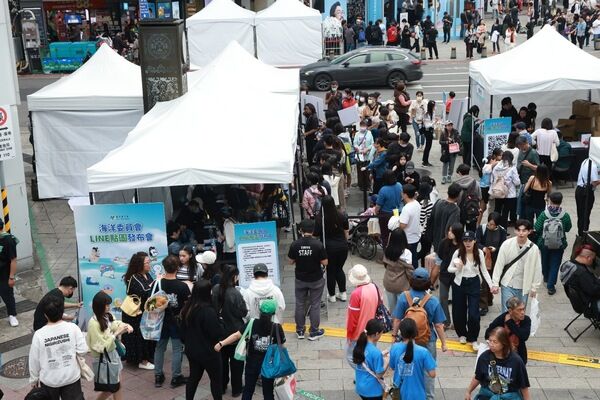 民眾排隊參與海洋主題LINE貼圖發布會暨粉絲見面會