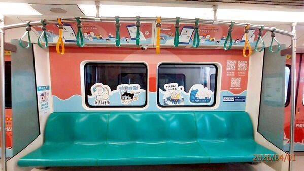 高雄捷運車廂海洋主題LINE貼圖布置包括車窗貼及車廂內橫幅，歡迎民眾搭乘時合影留念