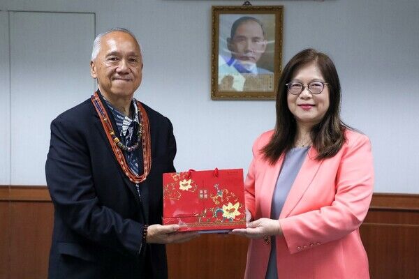 管主委致贈夏威夷卡美哈梅哈學校執行文化長Dr. Randie Kamuela Fong蘭迪．卡穆埃拉．方博士禮品