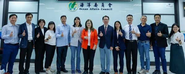 海洋委員會管碧玲主任委員與國立高雄科技大學吳忠信校長率領團隊合影