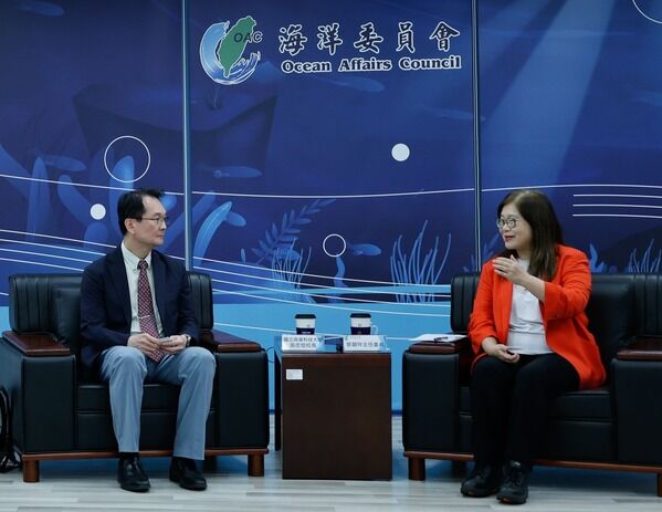 海洋委員會管碧玲主任委員與國立高雄科技大學吳忠信校長進行深度討論與交流