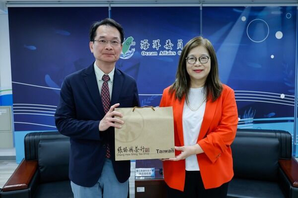 海洋委員會管碧玲主任委員致贈紀念品予國立高雄科技大學吳忠信校長