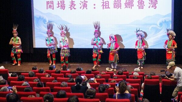 祖韻文化樂舞團以原住民族歌舞帶來開場表演
