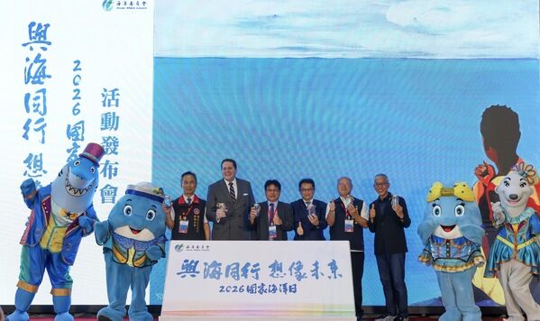 啟動儀式(左起為海巡之友總會南部分會王文成會長、美國在台協會高雄分處張子霖分處長、海洋委員會吳欣修常務副主任委員、海洋委員會宋承恩政務副主任委員、日本台灣交流協會高雄事務所奧正史所長、紙風車劇團任建誠團長)