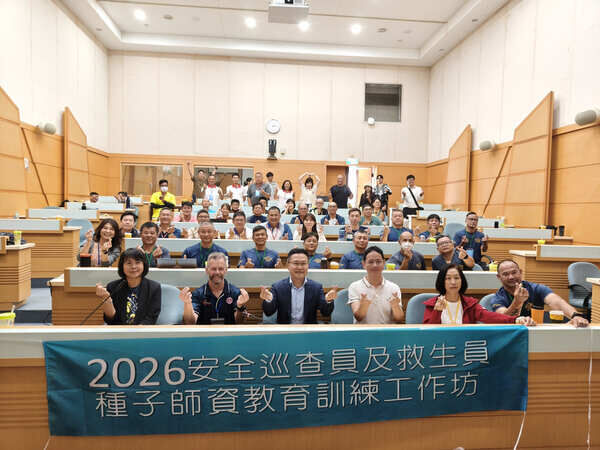 2026安全巡查員及救生員種子師資教育訓練工作坊(第一排左三海洋委員會海域安全處陳朝陽處長、第一排左二澳洲衝浪救生協會安全總經理Shane Daw、第一排右三國立高雄科技大學劉文宏教授)