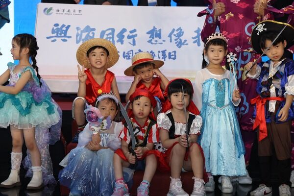 幼稚園小朋友一起參與海洋cosplay