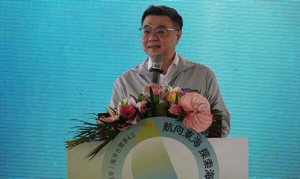 行政院長卓榮泰今日參與岳明國中小啟航典禮，給予小帆手祝福(岳明國中小提供)