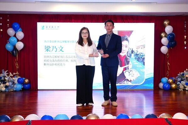 管碧玲主委頒發模範人員獎牌，表揚受獎人長期堅守崗位