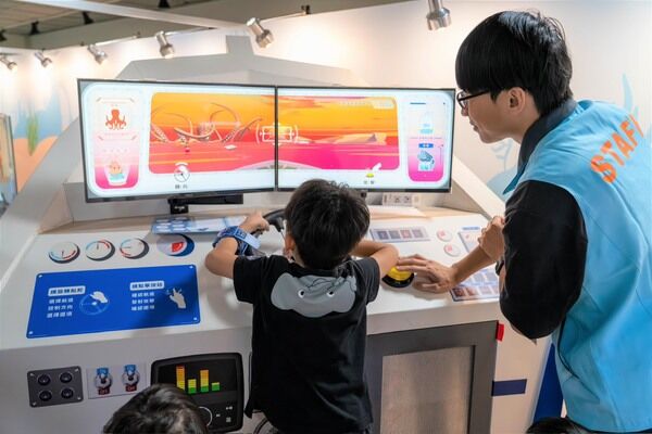模擬駕駛艦艇完成淨海任務的「找回海洋的顏色」教具體驗