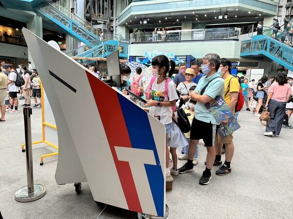 家長及小朋友排隊體驗沉浸式海洋互動教具