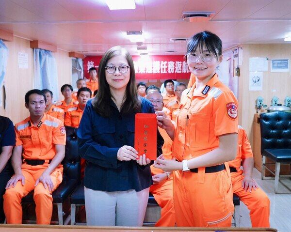 管主委頒發加菜慰勞金予「巡護七號」船