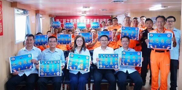 管碧玲主任委員及張忠龍副主任委員於「巡護七號」船執行第二航次公海漁業巡護任務啟航之際慰勉海巡同仁