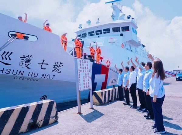 管碧玲主任委員於高雄港碼頭為「巡護七號」船送行