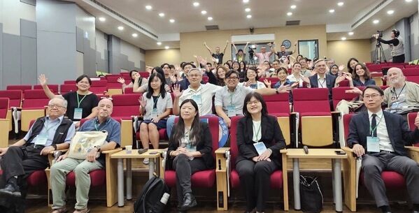 航向永續海洋：談開發與變遷中的海域及科學、政策與保育國際論壇大合照。前排左1為國立臺灣海洋大學邵廣昭榮譽講座教授、左2法國西布列塔尼大學教授暨海洋知識行動網絡Ocean Knowledge Action Network全球協調員Linwood Pendleton博士、前排右1國立臺灣海洋大學李明安副校長、右2海洋委員會林麗英處長、右3海洋保育署陸曉筠署長