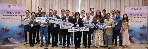 「2026年水面及水下載具實作示範競賽啟動營隊」啟動合影(前排左2為國家海洋研究院李孟學主任、左3為財團法人金屬工業研究發展中心陳維德處長、左4為財團法人金屬工業研究發展中心吳忠春董事長、左5為海洋委員會林麗英處長、左6為國家科學及技術委員會國家核心關鍵技術辦公室蔡志宏主任、右4為國立高雄科技大學洪文玲副教授、右3為國立高雄科技大學王治平副教授、右2為海軍造船發展中心王育龍上校、右1為國立高雄科技大學黃玉君助理教授)