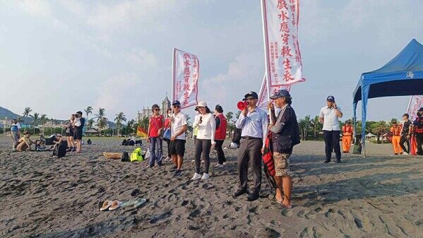 於旗津海水浴場進行海域遊憩安全宣導