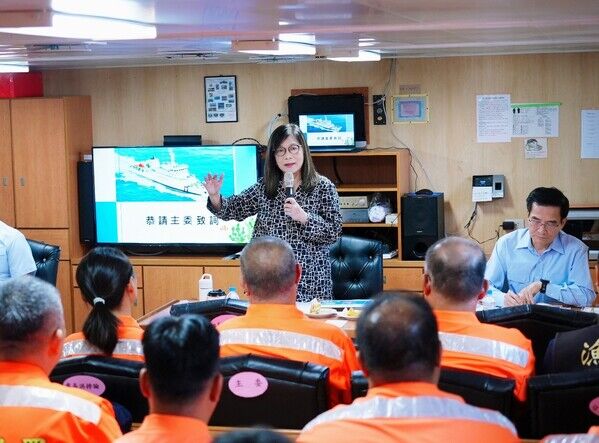 Ocean Affairs Council Minister Kuan Bi-ling offers words of encouragement to the crew of the HSUN HU No.7