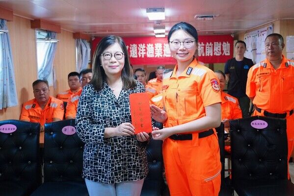 Minister Kuan presents a special welfare allowance to the crew of the HSUN HU No.7