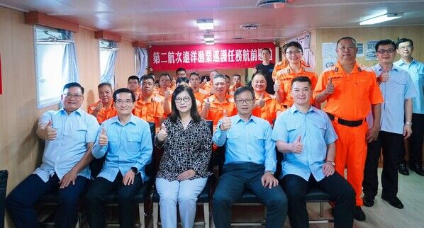 Minister Kuan takes a group photo with all on-duty personnel of the HSUN HU No.7