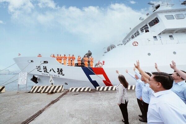 圖一、海洋委員會主任委員管碧玲親赴高雄港碼頭