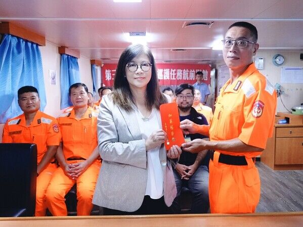 圖二、管主委頒發加菜慰勞金予「巡護八號」船