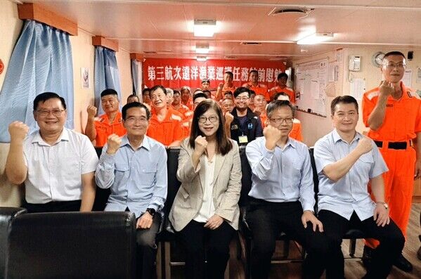 圖三、管主委與「巡護八號」船全體執勤同仁合影