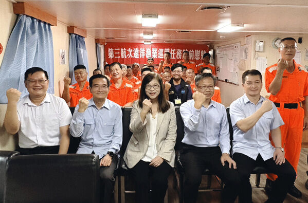 Minister Kuan takes a group photo with all on-duty personnel of the HSUN Hu No.8