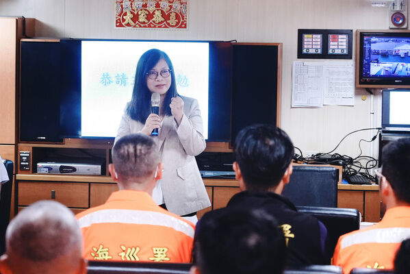 Minister Kuan offers words of encouragement to the crew of the HSUN Hu No.8