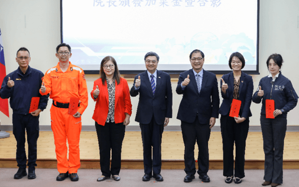 卓院長表彰各有功單位並頒發加菜金