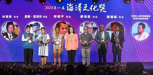 海洋委員會管碧玲主任委員與得獎者們合影（左起為林惺嶽先生代表周昱瑄小姐、東清社區發展協會陳雯珊理事長、郭健平先生、管碧玲主任委員、廖鴻基先生、夏曼‧藍波安先生、劉烱錫先生）